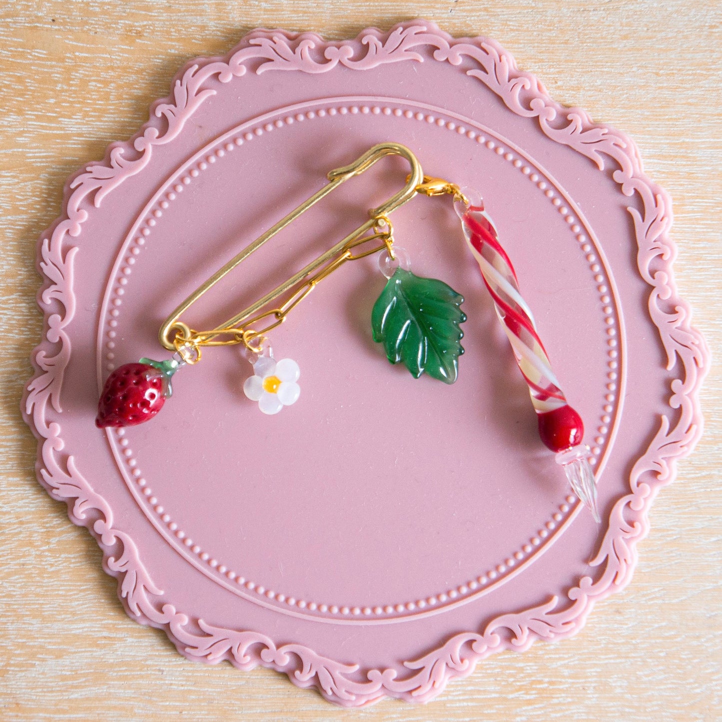 [Exclusive] Handmade Strawberry Mini Glass Pen Brooch