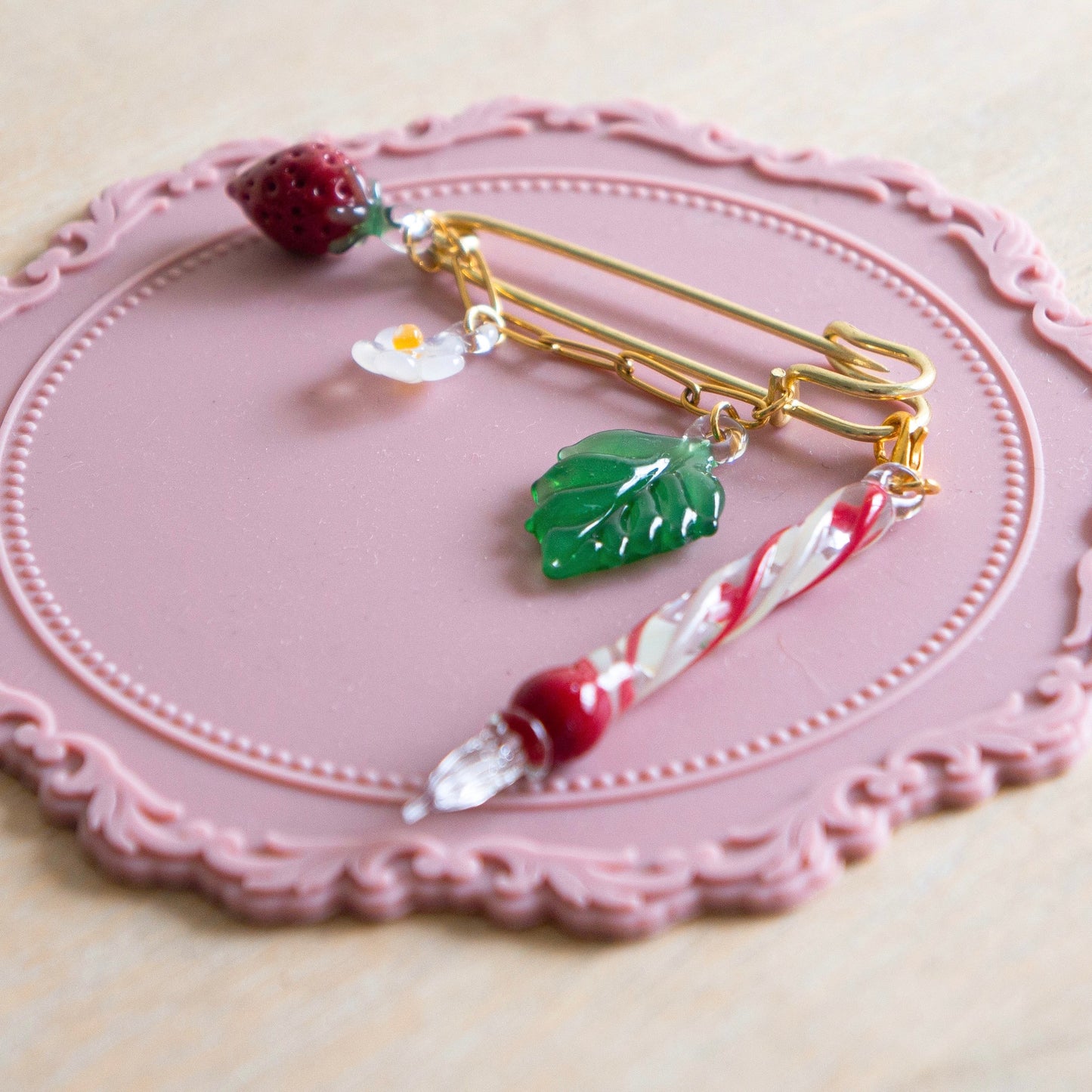 [Exclusive] Handmade Strawberry Mini Glass Pen Brooch
