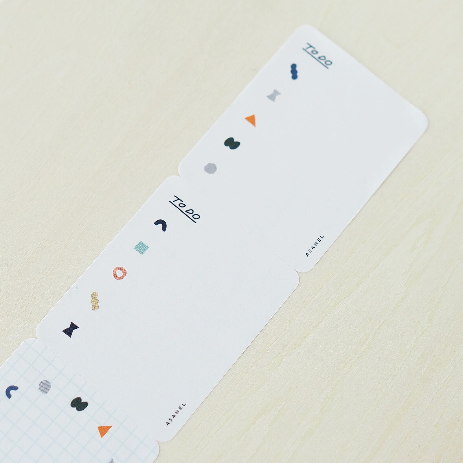 Sticky notes roll designed by illustrator Asanel.