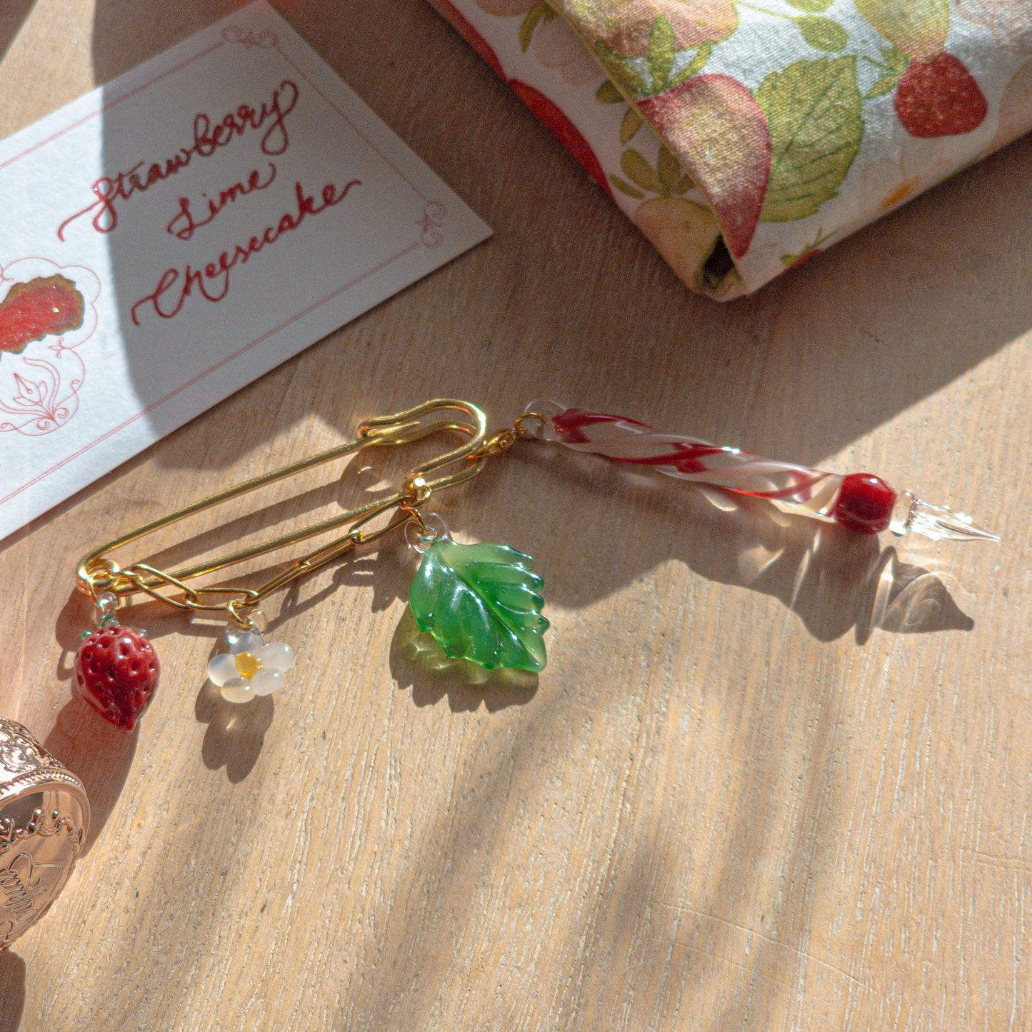 [Exclusive] Handmade Strawberry Mini Glass Pen Brooch