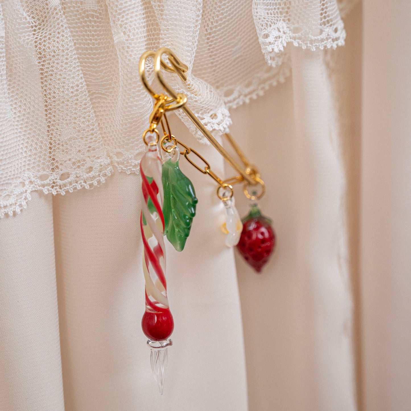 [Exclusive] Handmade Strawberry Mini Glass Pen Brooch