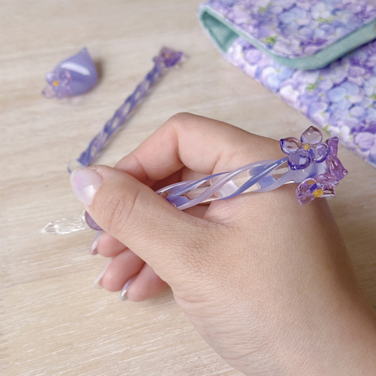 [Exclusive] Handmade Hydrangeas Glass Pen & Pen Rest